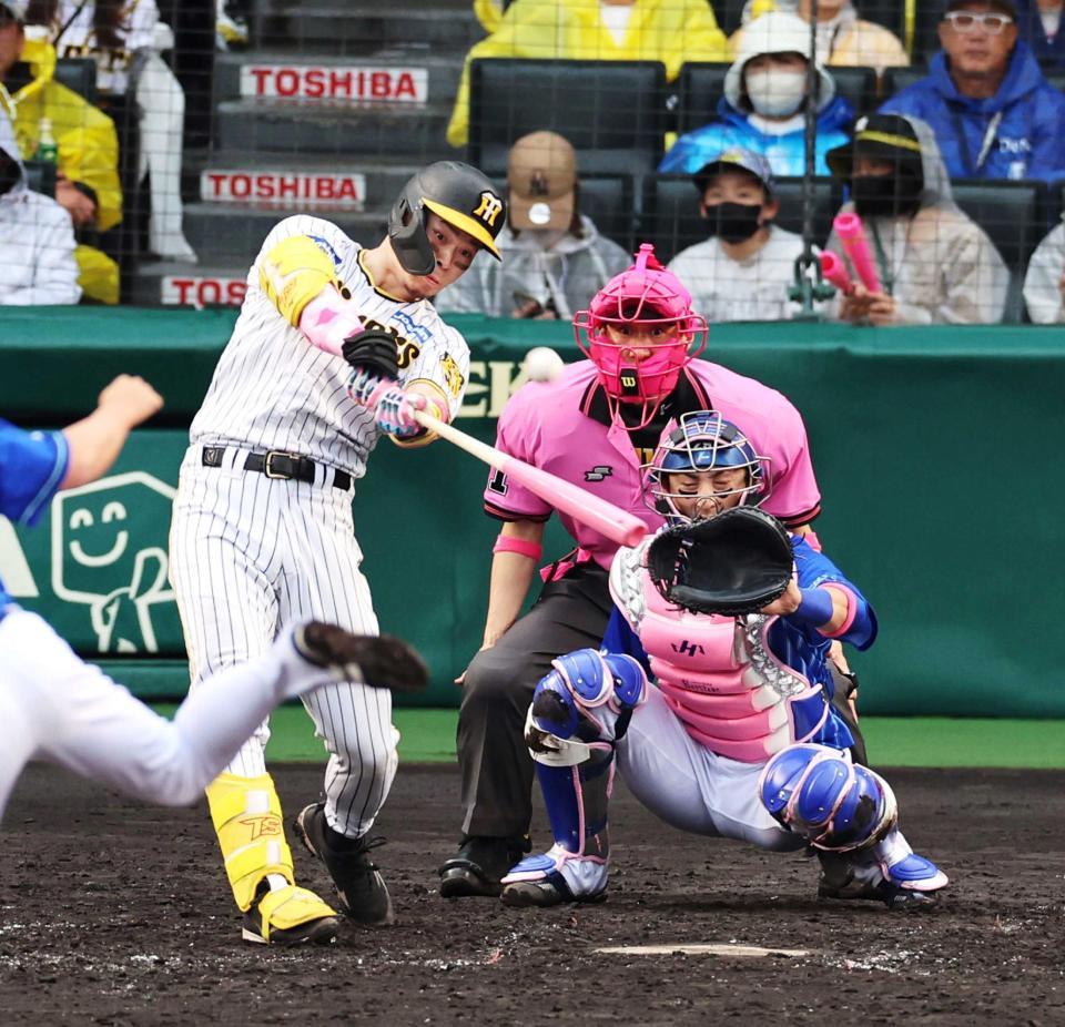 　４回、満塁弾を放つ佐藤輝（捕手・伊藤）＝撮影・山口登