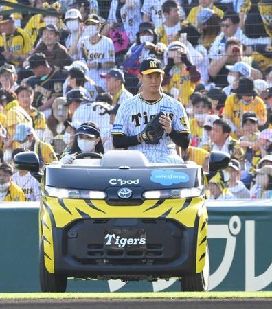 　リリーフカーに乗って登場する及川＝４日、甲子園