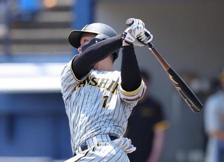 　１回、森下が左越えのソロ本塁打を放つ