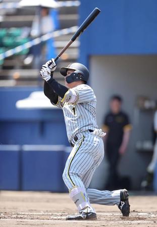 　１回、森下が左越えのソロ本塁打を放つ