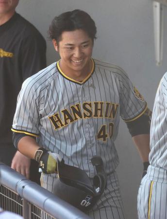 　４回、左越えソロを放ち、ベンチで笑顔を見せる井坪