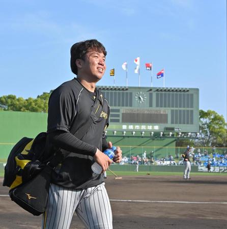 　練習を終え、引き揚げる村上（撮影・中田匡峻）