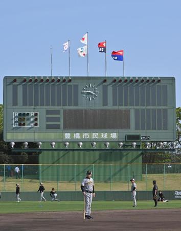 　練習を見守る岡田監督（撮影・中田匡峻）