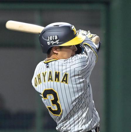 　５回、左前へ適時打を放つ大山（撮影・立川洋一郎）