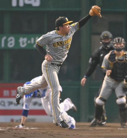 　２回、福谷（奥）の打球に飛びつく村上（撮影・高部洋祐）