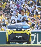 　リリーフカーに乗って登場する及川＝４日、甲子園
