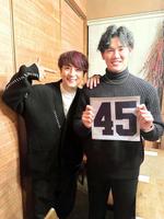 　横浜高校の先輩・上地（左）から友情の証しでもある「ｔｅａｍ遊助」の背番号４５を渡された及川（本人提供）