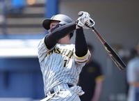 　１回、森下が左越えのソロ本塁打を放つ