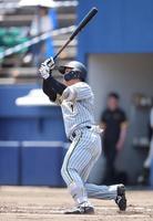 　１回、森下が左越えのソロ本塁打を放つ