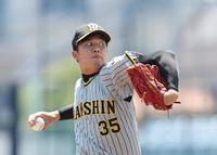 　先発し力投する才木