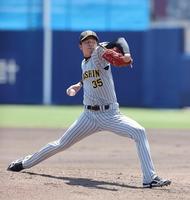 　先発し力投する才木