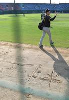 　外野の土に書かれた「村上」という文字（撮影・高部洋祐）