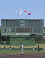 　練習を見守る岡田監督（撮影・中田匡峻）