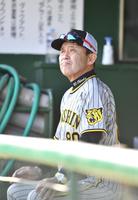 　練習を見守る岡田監督（撮影・中田匡峻）