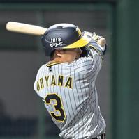 　５回、左前へ適時打を放つ大山（撮影・立川洋一郎）