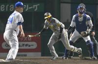 　５回、福谷（左）から適時打を放つ大山（撮影・高部洋祐）