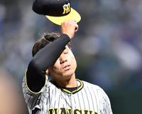 　５回を投げ終え、悔しそうにベンチに戻る村上（撮影・中田匡峻）