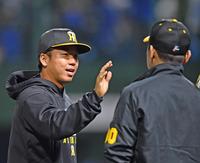 　中日に勝利し、岡田監督（右）とタッチを交わす村上（撮影・中田匡峻）