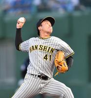 　力投する先発投手の村上（撮影・中田匡峻）