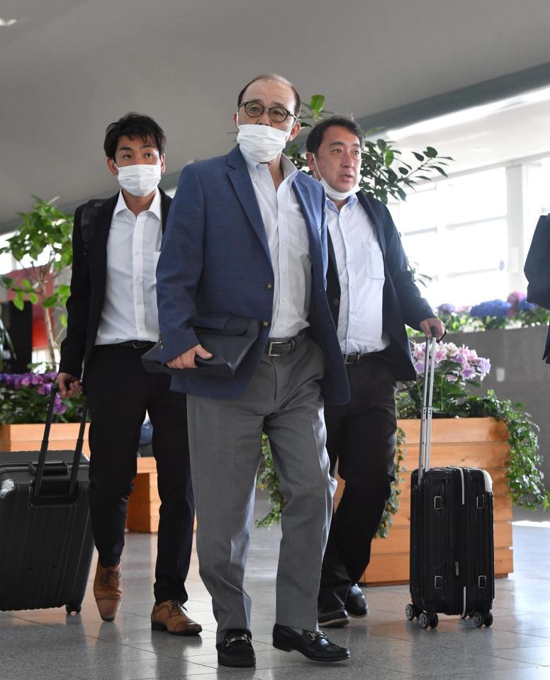 　豊橋入りした岡田監督（中央）＝撮影・中田匡峻