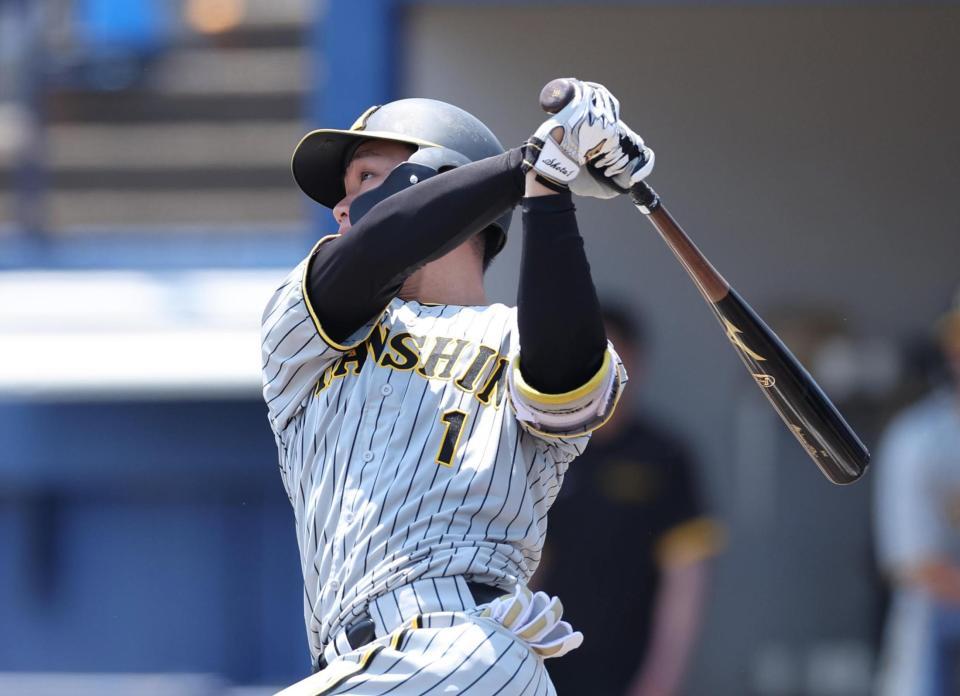 　１回、森下が左越えのソロ本塁打を放つ