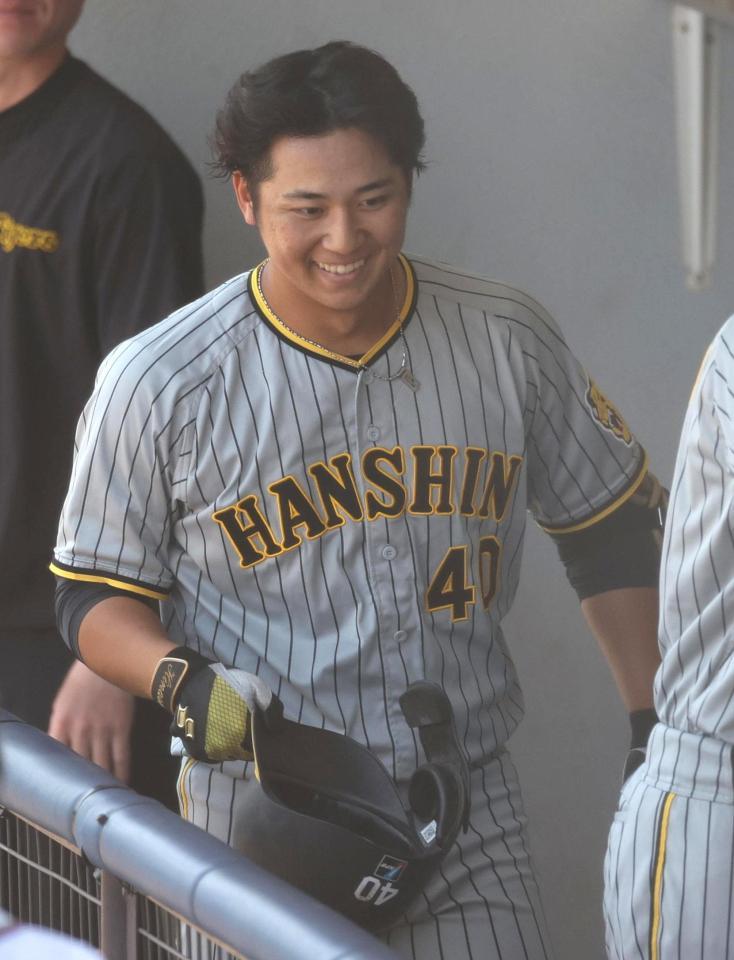 　４回、左越えソロを放ち、ベンチで笑顔を見せる井坪
