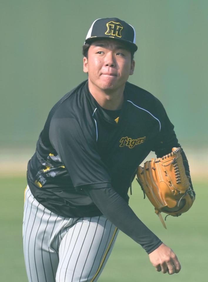 　試合前、キャッチボールする村上（撮影・高部洋祐）