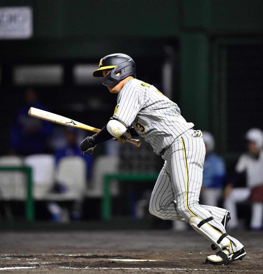 　５回、左前に適時打を放つ大山（撮影・中田匡峻）