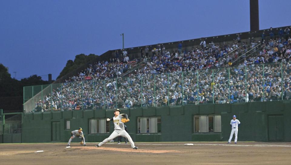 　力投する先発投手の村上（撮影・中田匡峻）