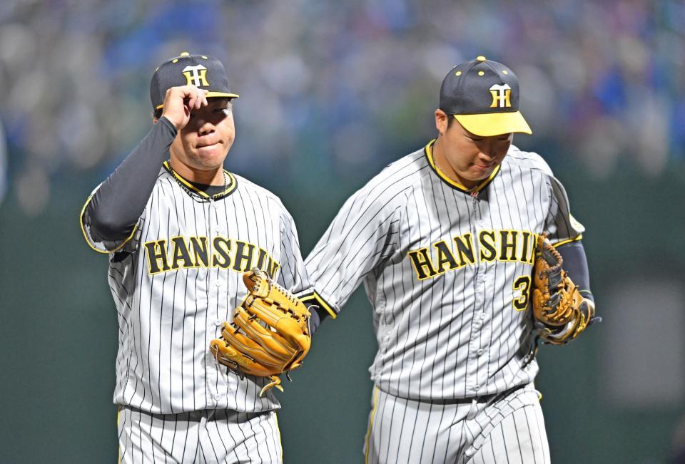 　５回を投げ終え、ベンチに戻る村上（左）と大山（撮影・中田匡峻）