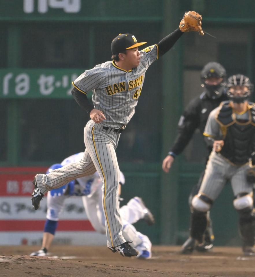 　２回、福谷（奥）の打球に飛びつく村上（撮影・高部洋祐）