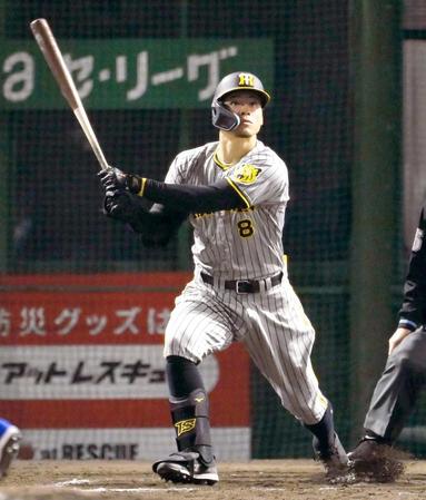 　５回、適時二塁打を放つ阪神・佐藤輝明＝豊橋市民球場（撮影・高部洋祐）