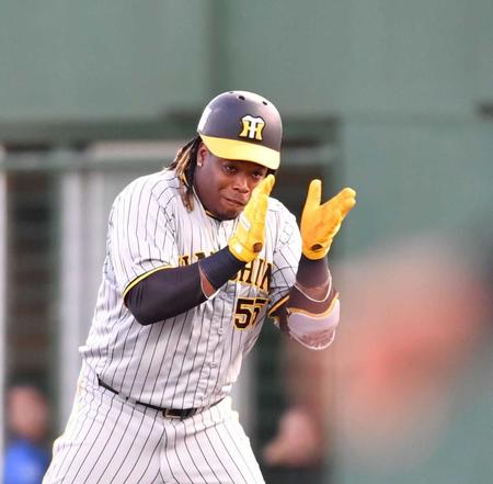 　１回、先制打を放ち喜ぶミエセス（撮影・中田匡峻）