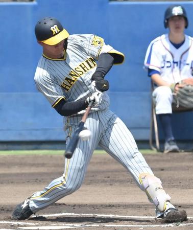 　１回、先制の２点適時二塁打を放つ森下（撮影・高部洋祐）