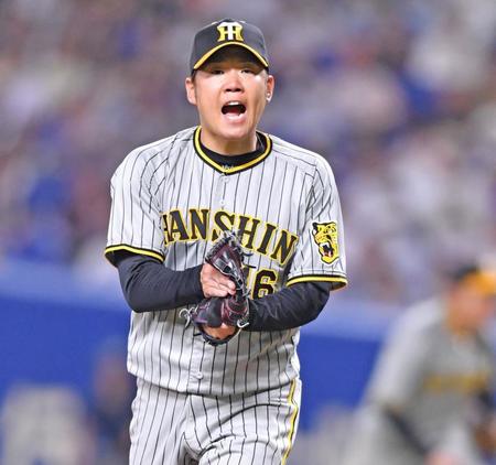 　７回、鵜飼を空振り三振に斬り、グラブをたたく西勇（撮影・中田匡峻）