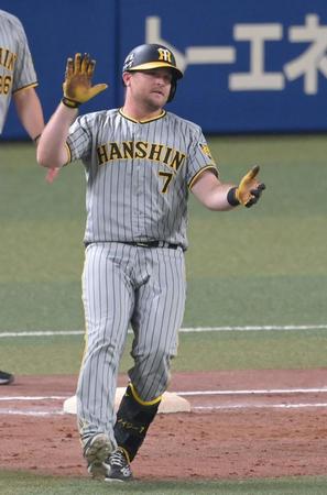 　５回、適時打を放ち、両手を叩いて喜ぶノイジー（撮影・高部洋祐）