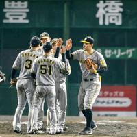 　中日に勝利し、ナインとタッチを交わす佐藤輝（右端）＝撮影・高部洋祐