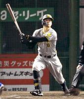 　５回、適時二塁打を放つ阪神・佐藤輝明＝豊橋市民球場（撮影・高部洋祐）