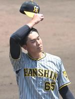 　１回、中日打線に打ち込まれ、汗をぬぐう湯浅（撮影・高部洋祐）