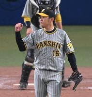 　４回、龍空を遊ゴロに打ち取り、ガッツポーズを決める西勇（撮影・高部洋祐）