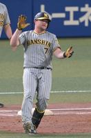 　５回、適時打を放ち、両手を叩いて喜ぶノイジー（撮影・高部洋祐）