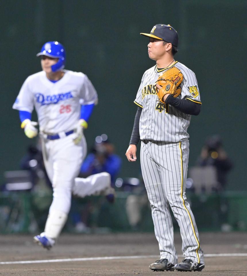 　５回、石川昂（左）に３ランを浴びる村上