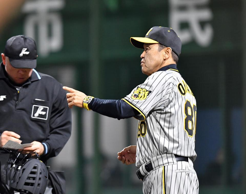 　６回の攻撃を終え、選手交代を告げる岡田監督（右）＝撮影・中田匡峻