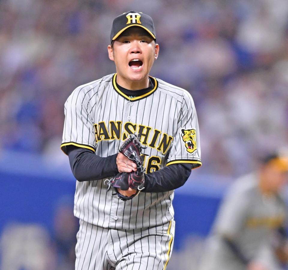 　７回、鵜飼を空振り三振に斬り、グラブをたたく西勇（撮影・中田匡峻）