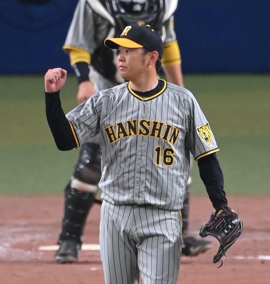 　４回、龍空を遊ゴロに打ち取り、ガッツポーズを決める西勇（撮影・高部洋祐）