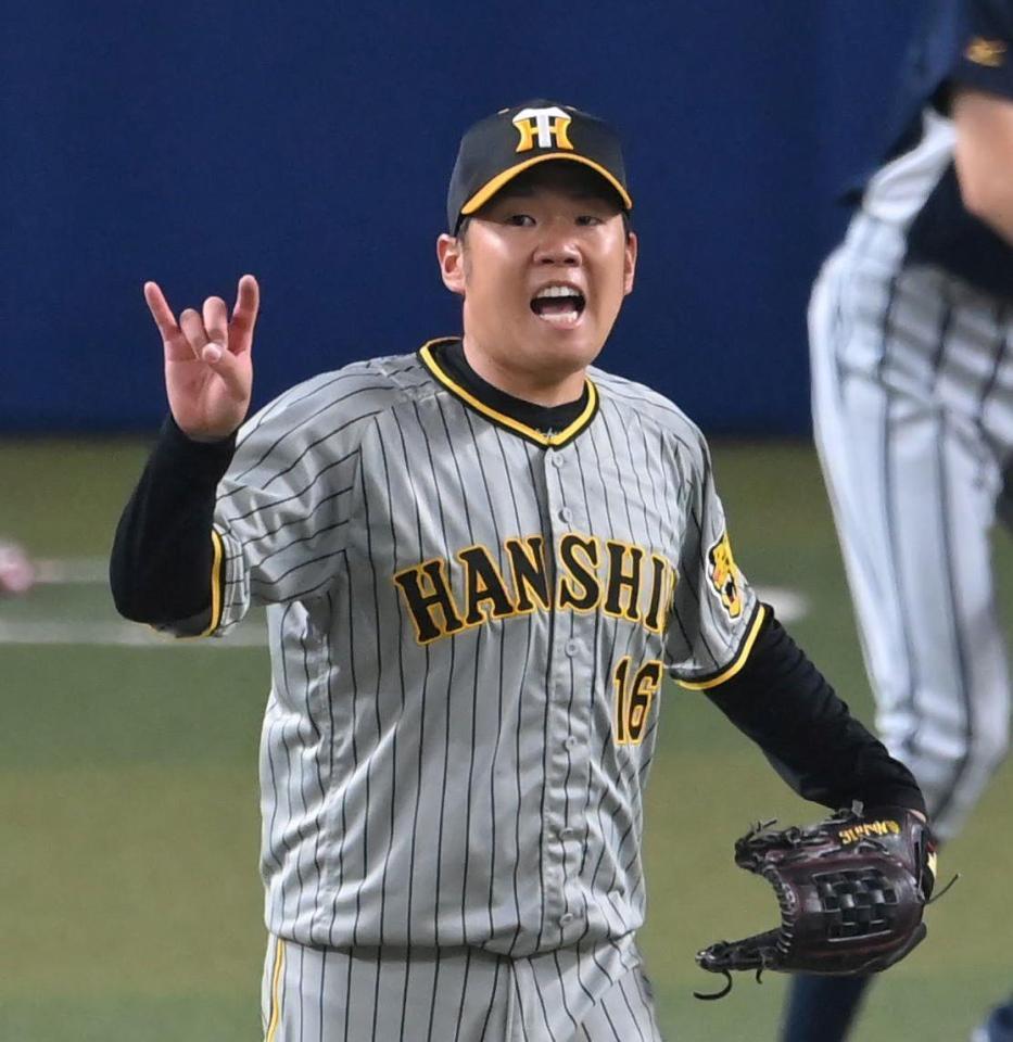 　３回、野手に合図を送る西勇（撮影・高部洋祐）