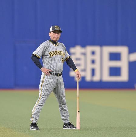 　練習を見守る岡田監督（撮影・立川洋一郎）