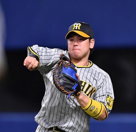 　キャッチボールをする梅野（撮影・中田匡峻）