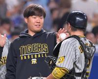 　梅野（右）からウイニングボールを受け取る西勇