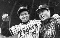 　中西太監督（右）からセ・リーグ新人王受賞の祝福をうける阪神・岡田彰布＝１９８０（昭和５５）年１１月４日、甲子園球場